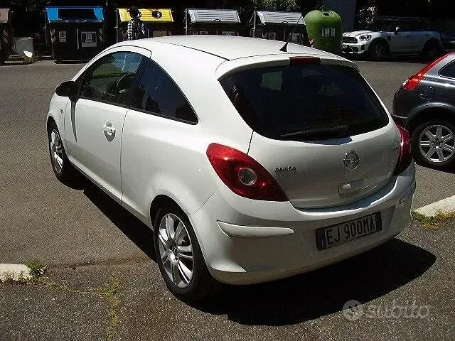 Usata Opel Corsa 86 CV (63 kW) 2012 Bianco Utilitaria