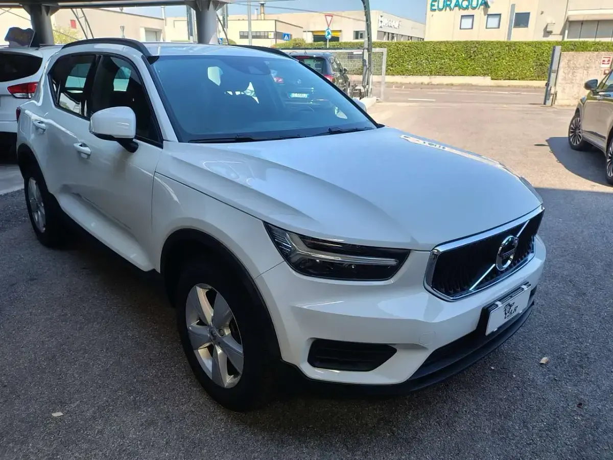 Usata Volvo XC40 Momentum 163 CV (119 kW) 2020 Bianco SUV