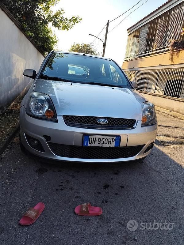 Usata 2008 Ford Fiesta Tre volumi | 2000 € (Buon prezzo) - Immagine 1/4