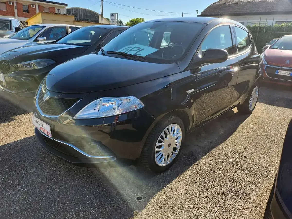Usata Lancia Ypsilon Gold 69 CV (50 kW) 2018 Nero Utilitaria