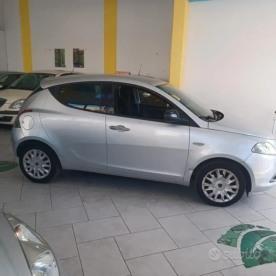 Begagnad Lancia Ypsilon 69 HK (50 kW) 2012 Grå Halvkombi