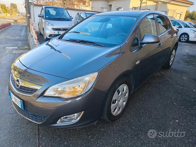 Usata Opel Astra 100 CV (73 kW) 2011 Marrone Berlina
