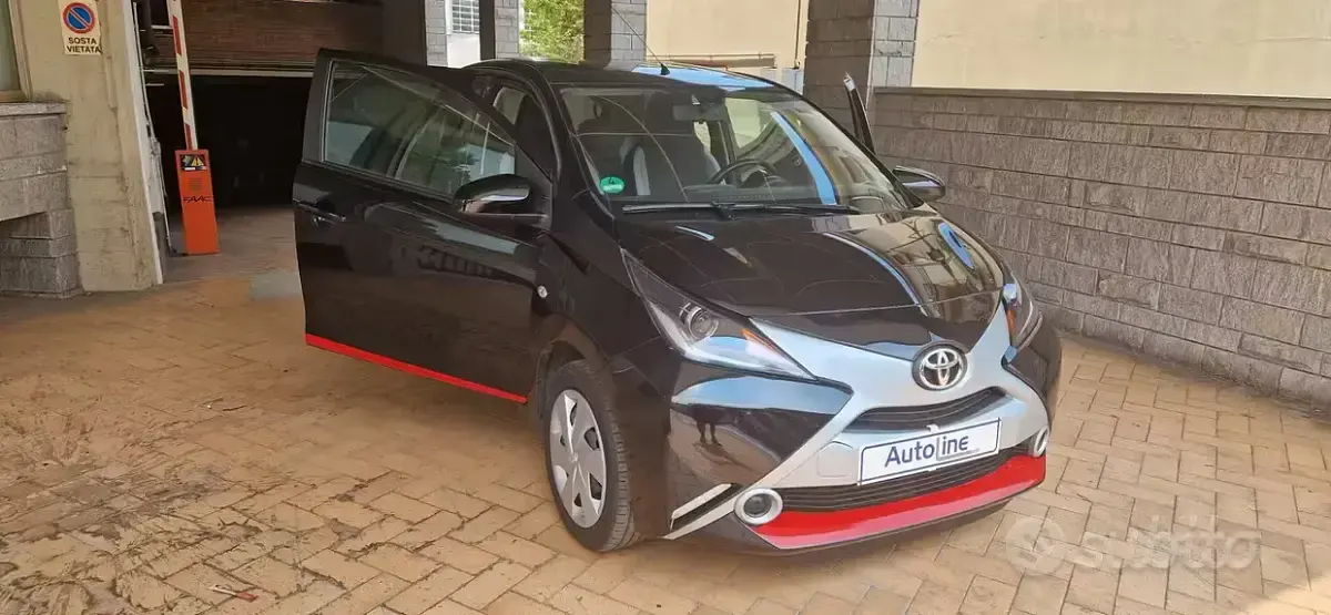 Usata Toyota Aygo 69 CV (50 kW) 2017 Nero Utilitaria