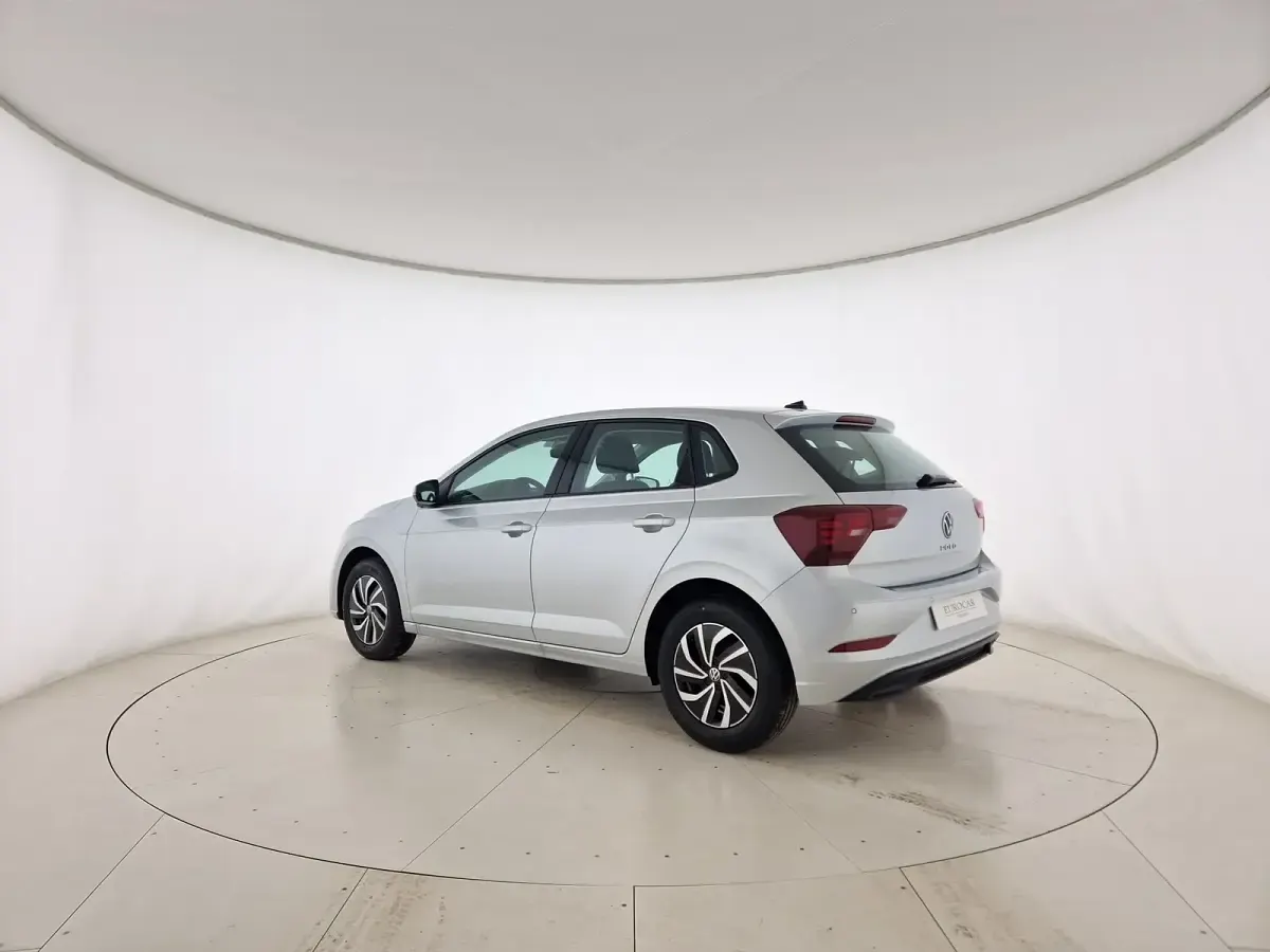 Usata VW Polo Life 95 CV (69 kW) 2024 Reflex silver metallizzato Utilitaria