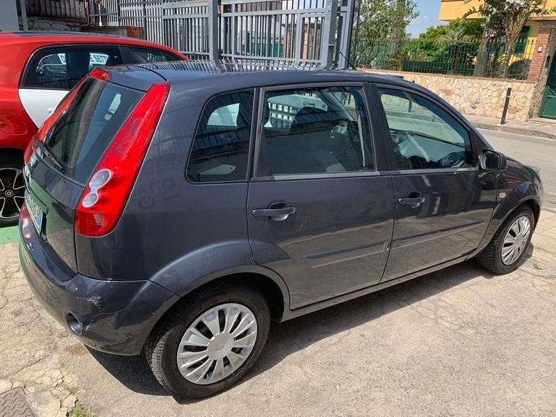 Usata Ford Fiesta Ghia 80 CV (58 kW) 2008 Marrone Utilitaria