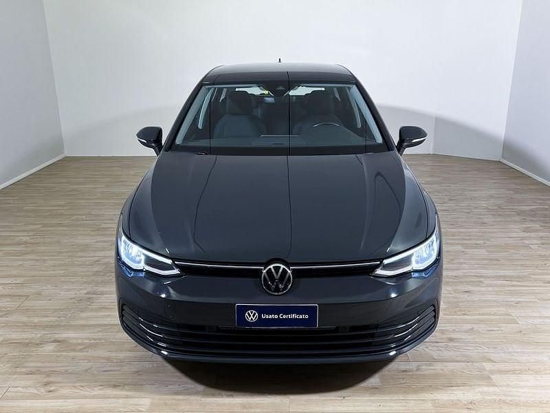 Usata VW Golf VIII Life 116 CV (85 kW) 2023 Grigio urano Utilitaria
