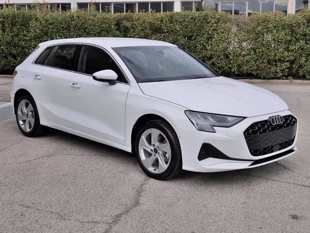 Usata Audi A3 Sportback e-tron Business 150 CV (110 kW) 2025 Bianco pastello Utilitaria