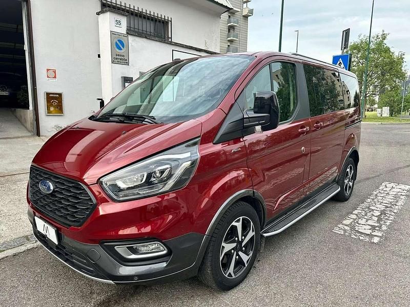 Usata Ford Tourneo Active 185 CV (136 kW) 2021 Rosso carmine metallizzato Monovolume