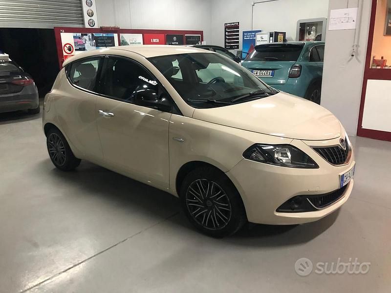 Usata Lancia Ypsilon Gold 69 CV (50 kW) 2022 Beige Utilitaria