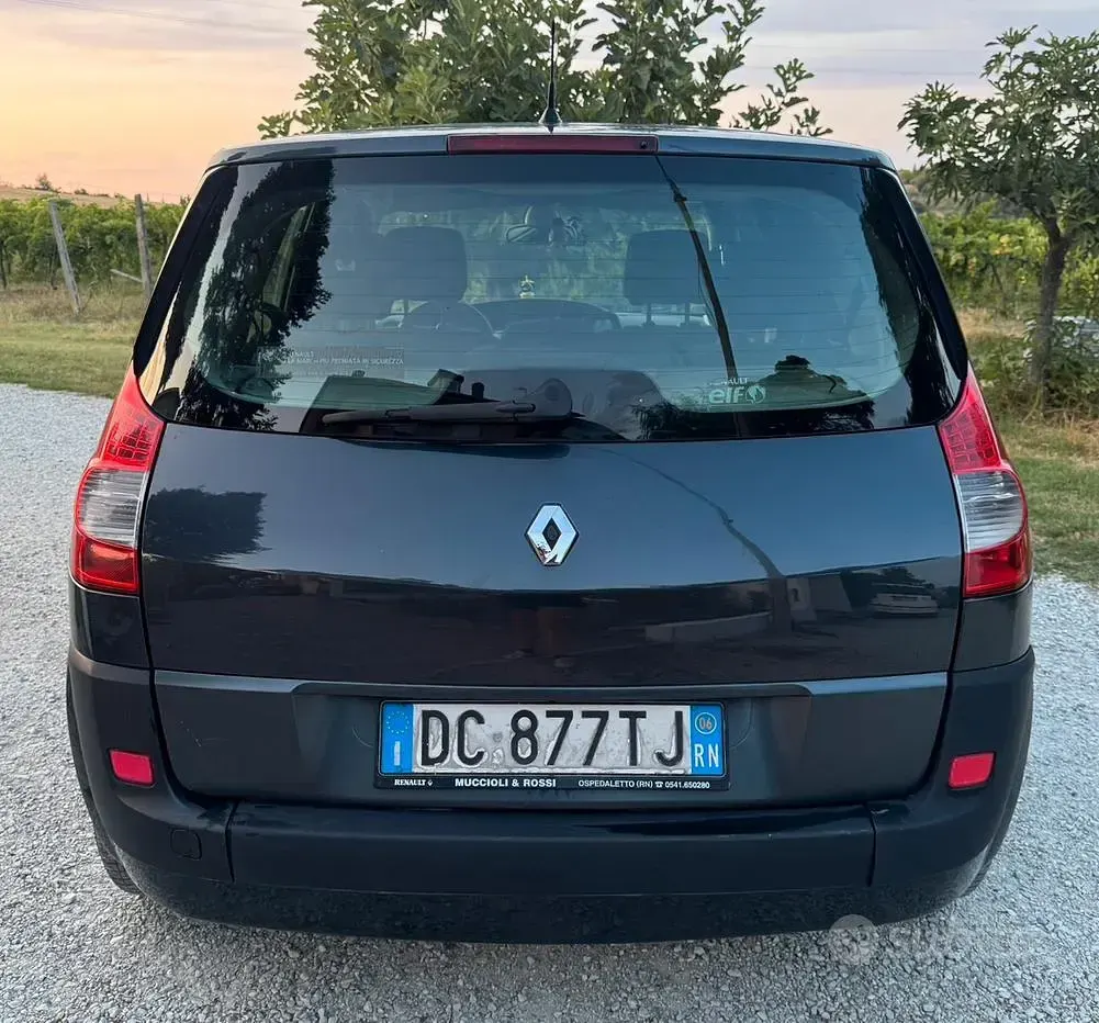 Usata Renault Scénic II Dynamique 106 CV (77 kW) 2006 Bluazzurro Monovolume