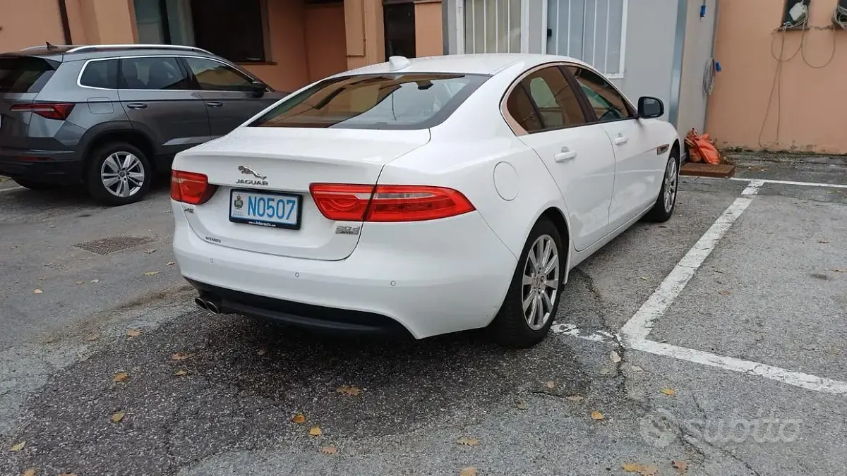 Usata Jaguar XE 180 CV (132 kW) 2017 Bianco Berlina