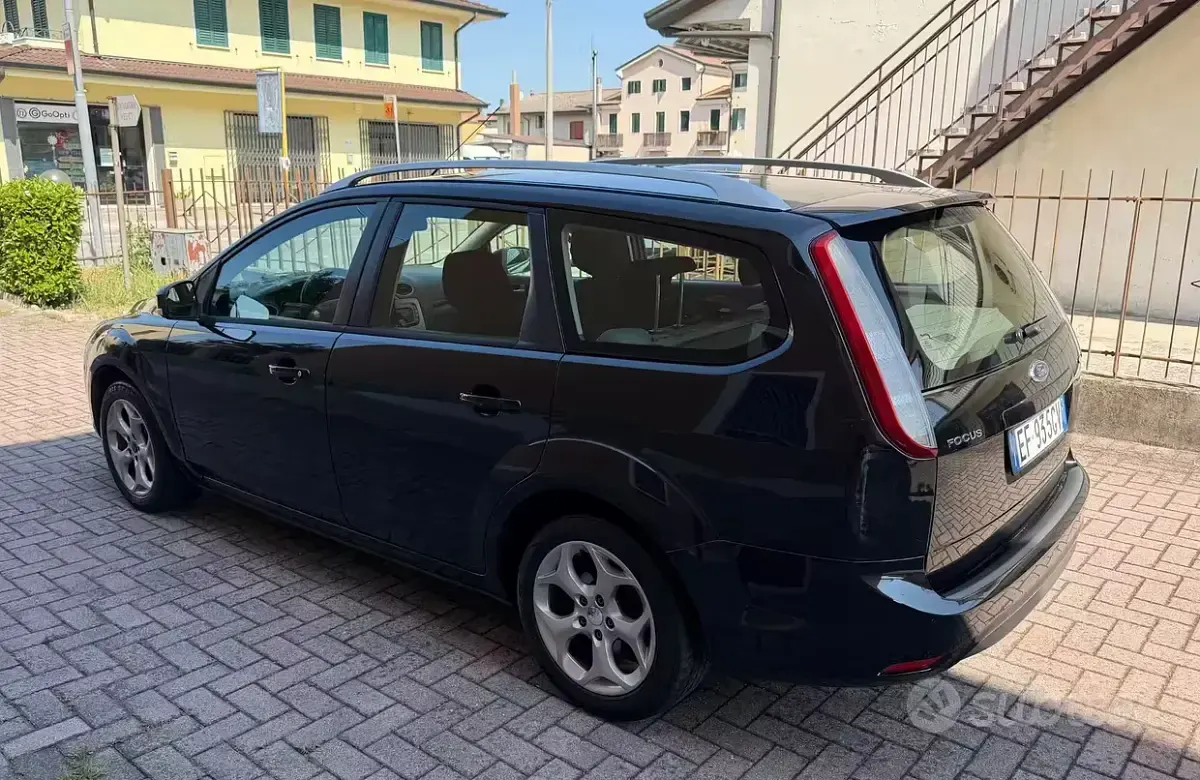 Usata Ford Focus 109 CV (80 kW) 2010 Nero Station wagon