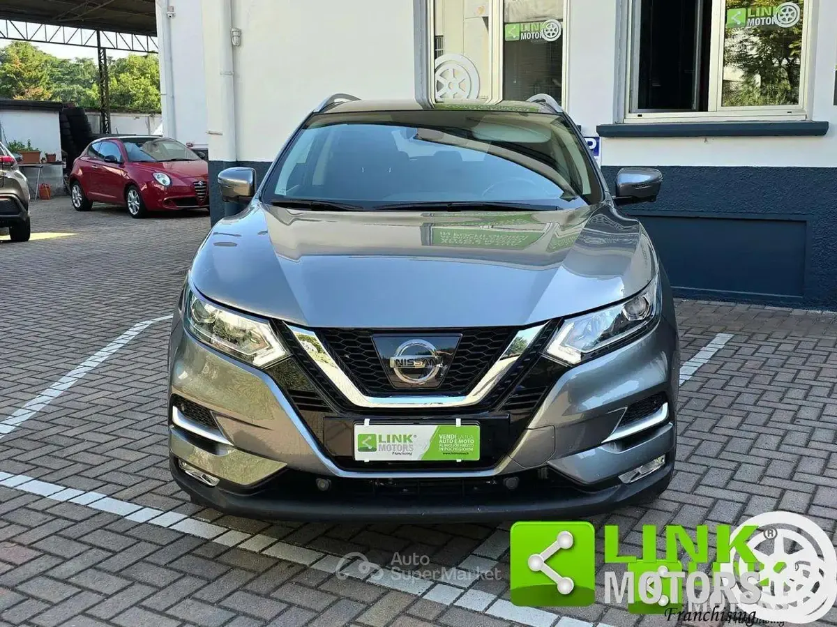 Usata Nissan Qashqai N-Connecta 131 CV (96 kW) 2017 Grigio scuro SUV