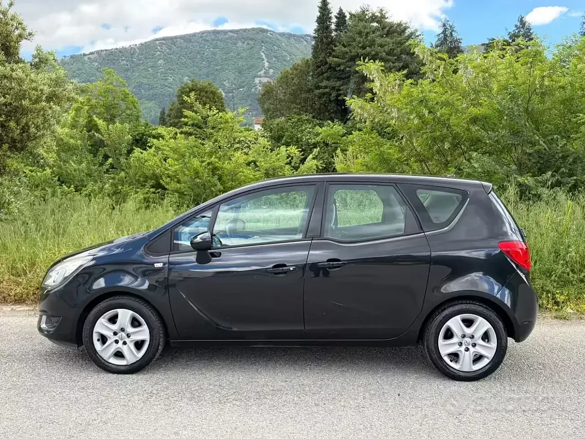Usata Opel Meriva Cosmo 120 CV (88 kW) 2016 Nero Monovolume