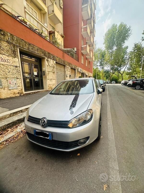 Grigio Usata 2011 VW Golf VI Tre volumi | 5800 € (Buon prezzo) - Immagine 1/4