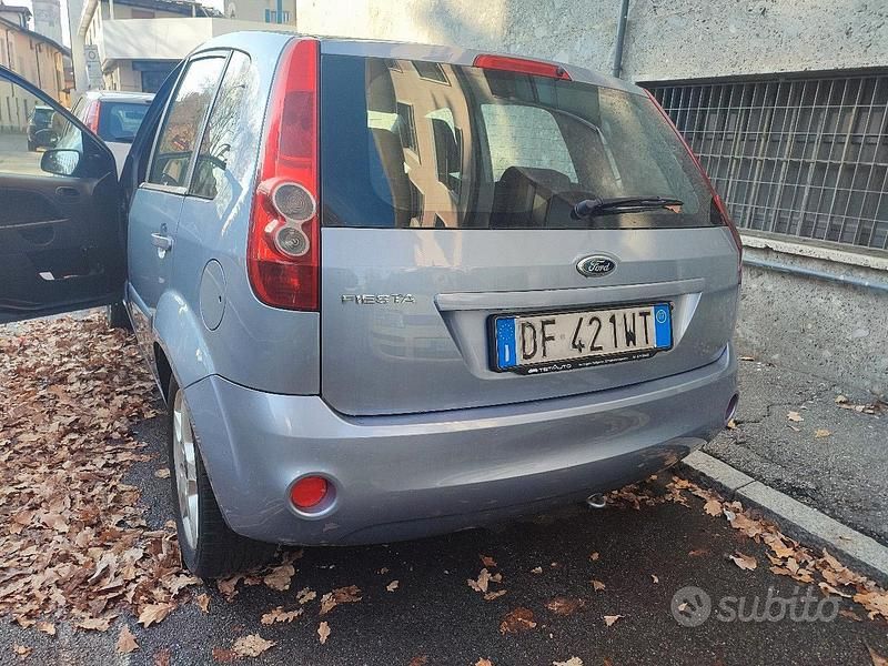 Usata Ford Fiesta 90 CV (66 kW) 2007 Blu Berlina