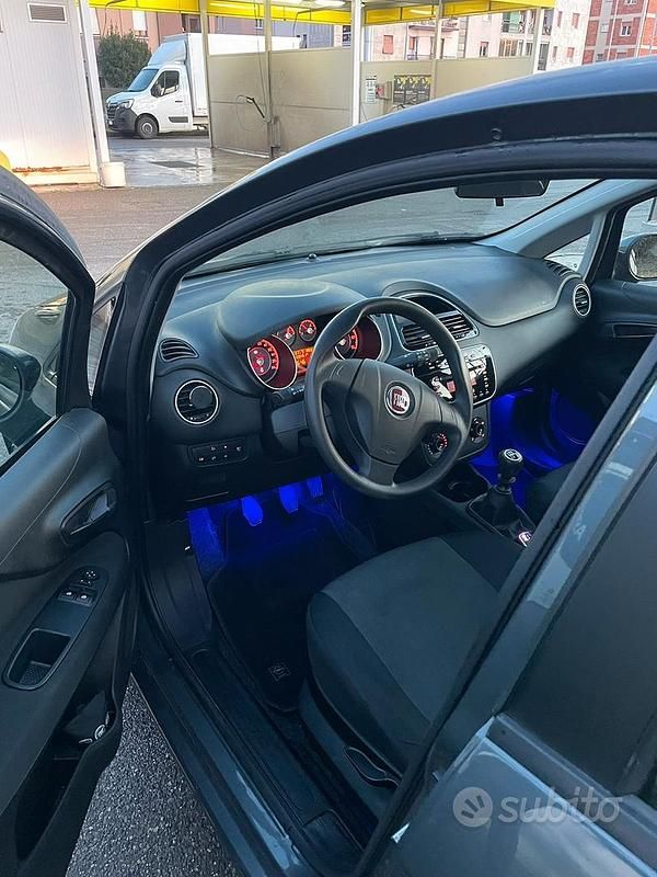 Usata Fiat Punto 77 CV (56 kW) 2015 Grigio Berlina