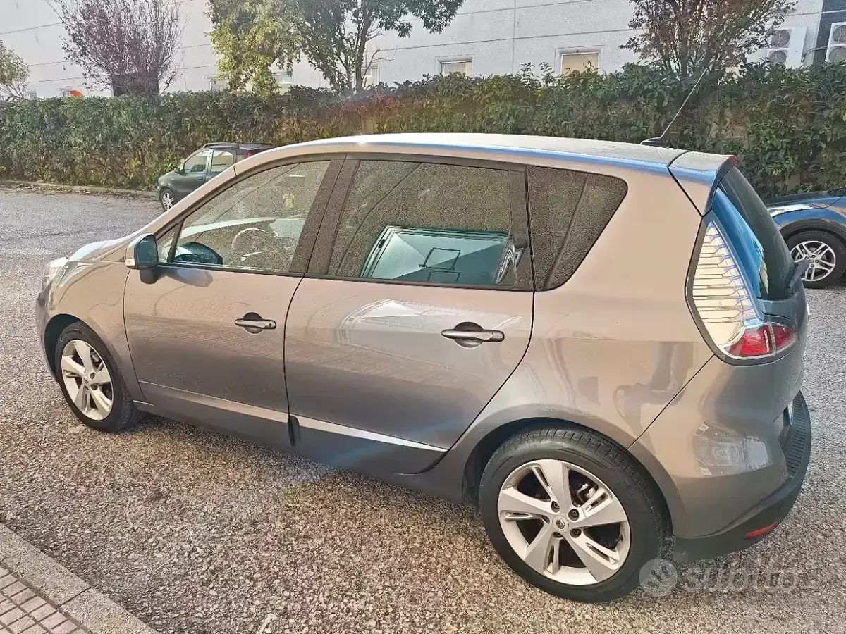 Usata Renault Scénic III 131 CV (96 kW) 2013 Grigio Monovolume