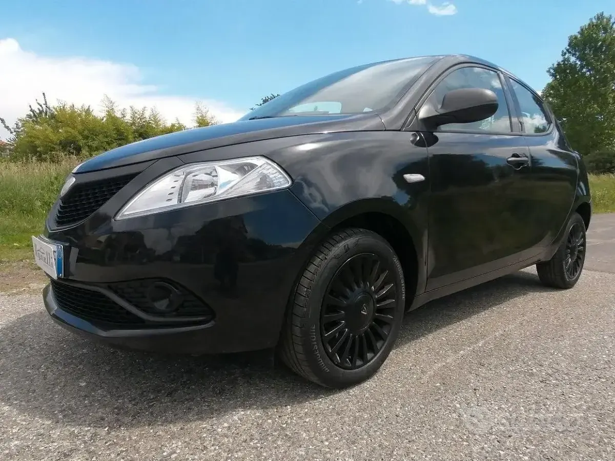 Usata Lancia Ypsilon Silver 69 CV (50 kW) 2017 Nero Utilitaria