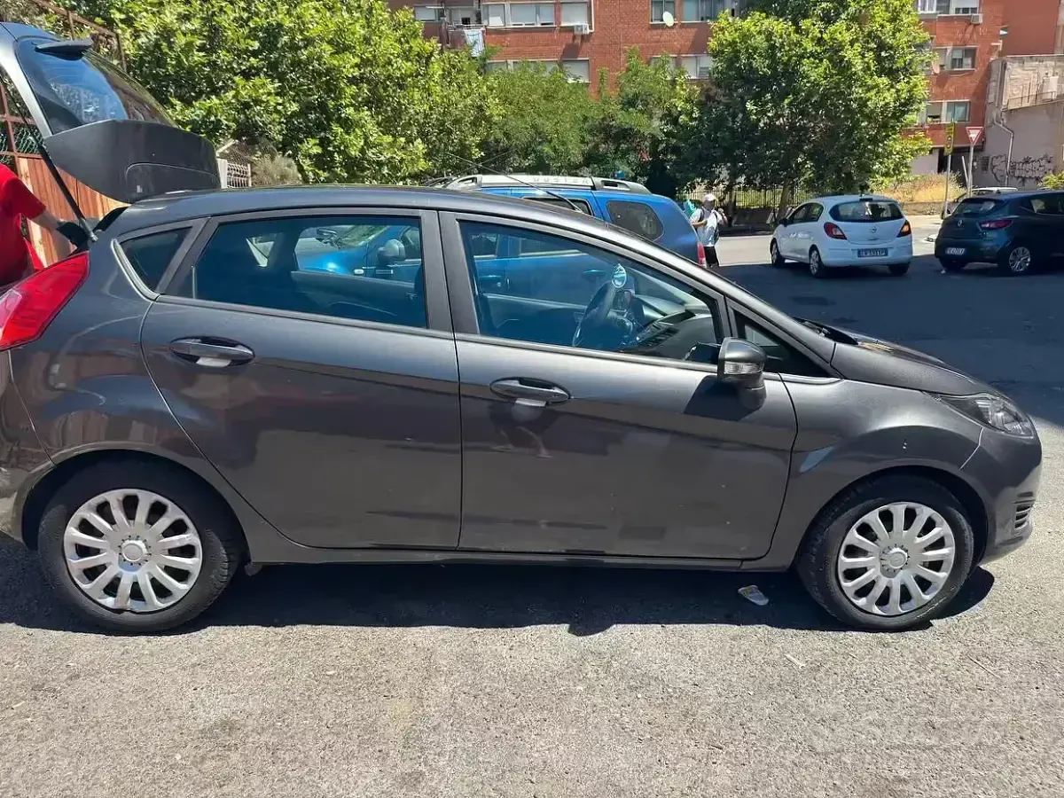 Usata Ford Fiesta 75 CV (55 kW) 2017 Grigio Utilitaria