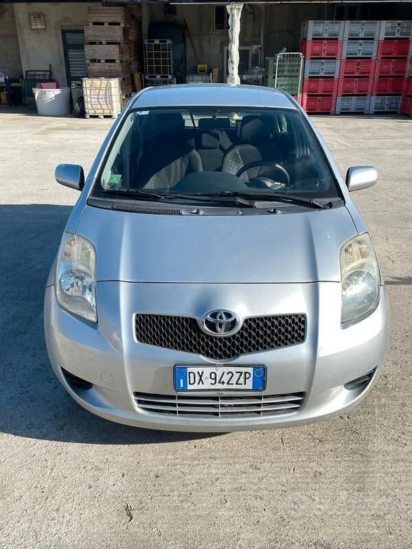Grigio Usata 2008 Toyota Yaris Due volumi | 2000 € (Super prezzo) - Immagine 1/4