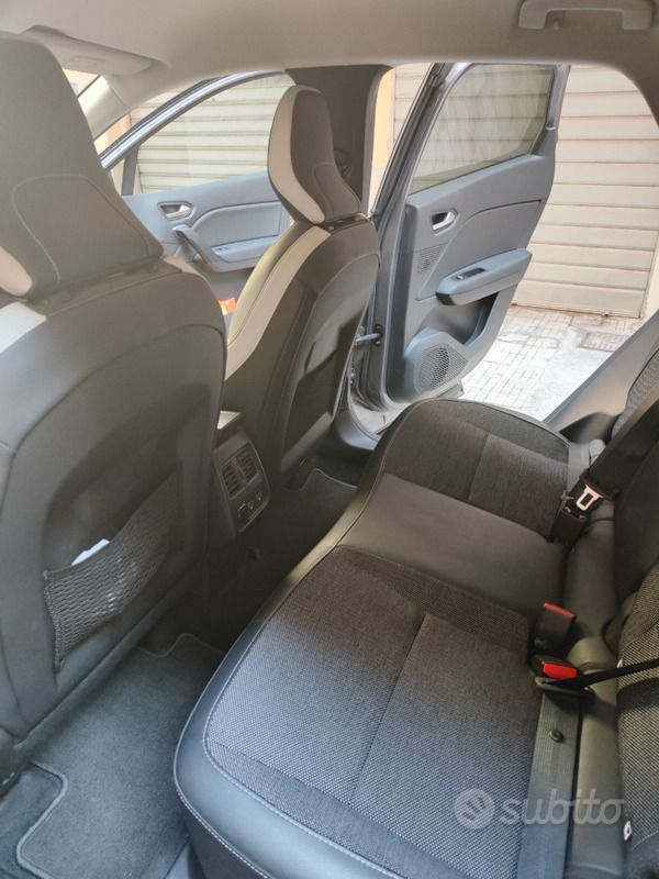 Usata Renault Captur Zen 101 CV (74 kW) 2021 Grigio SUV