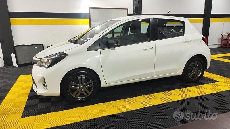 Usata Toyota Yaris Lounge 69 CV (50 kW) 2017 Bianco Berlina