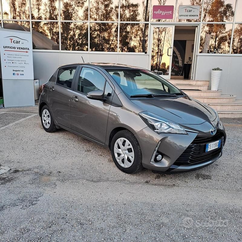Usata Toyota Yaris Hybrid Business Edition 73 CV (53 kW) 2018 Grigio Berlina