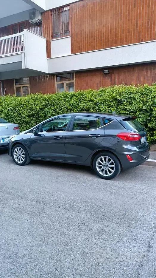 Usata Ford Fiesta Titanium 86 CV (63 kW) 2018 Grigio Utilitaria