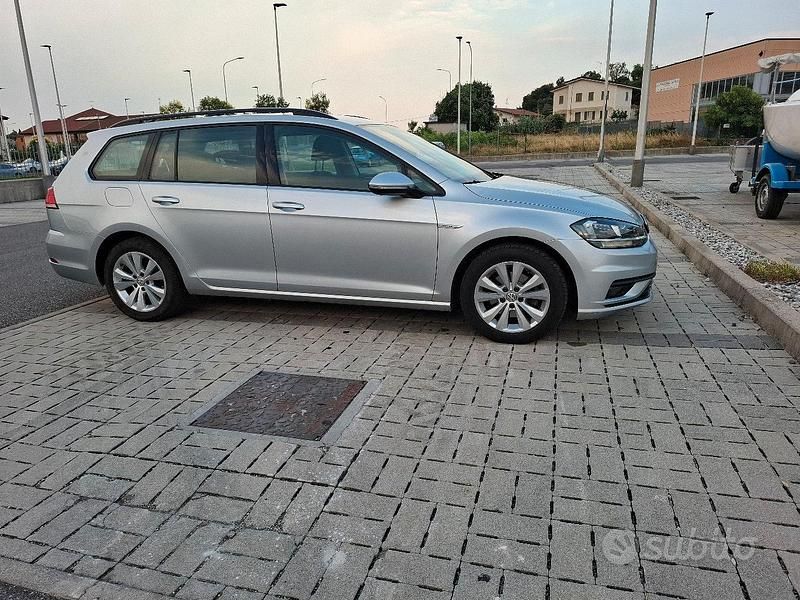 Usata VW Golf VII 131 CV (96 kW) 2019 Grigio Station wagon