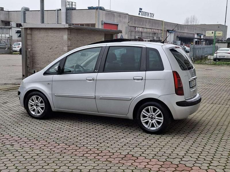 Usata Lancia Musa 95 CV (69 kW) 2006 Argento Monovolume