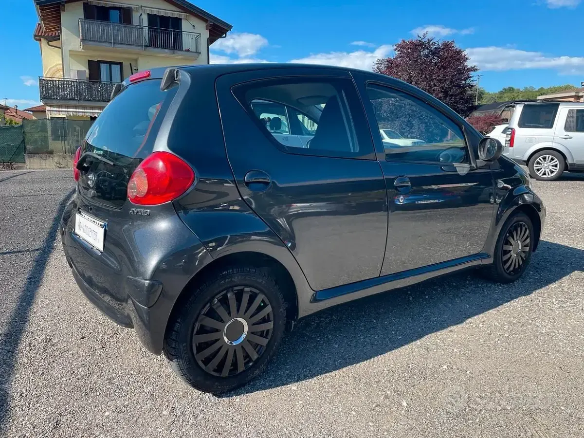 Usata Toyota Aygo Sol 68 CV (50 kW) 2007 Grigio Utilitaria