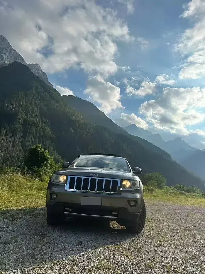 Usata Jeep Cherokee Overland 241 CV (177 kW) 2011 Grigio SUV