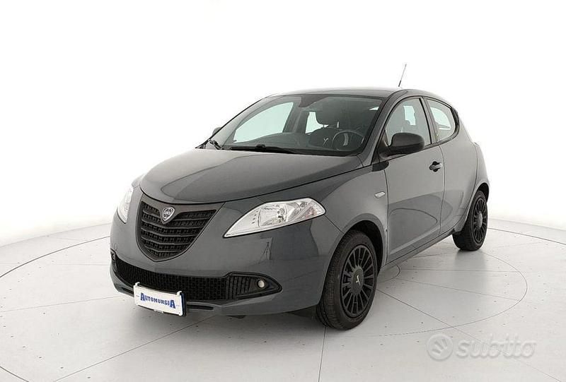 Usata Lancia Ypsilon 69 CV (50 kW) 2015 Grigio scuro Utilitaria