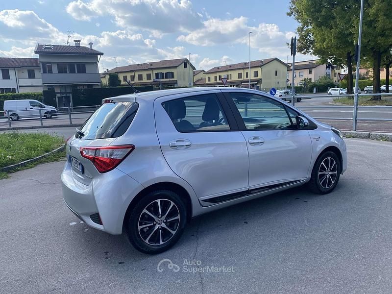 Usata Toyota Yaris Hybrid Active 73 CV (53 kW) 2017 Argento Berlina