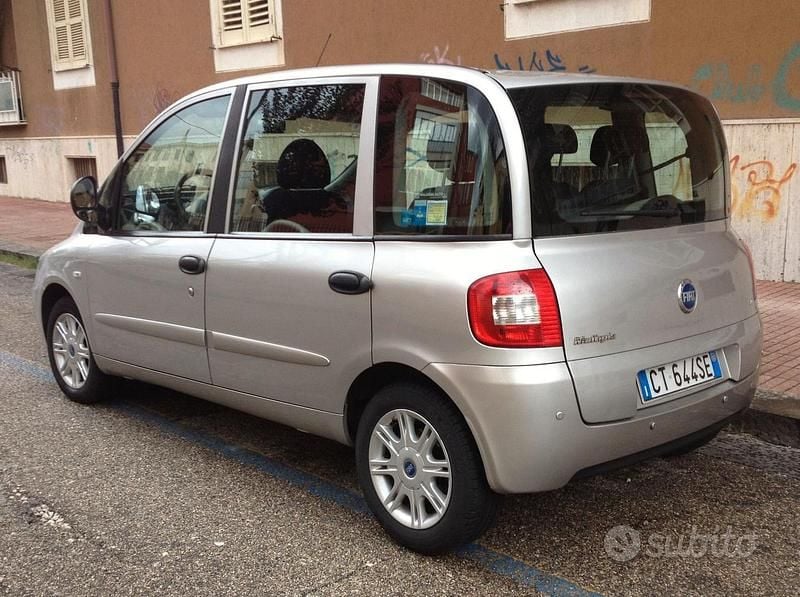 Usata Fiat Multipla 103 CV (75 kW) 2005 Grigio Monovolume