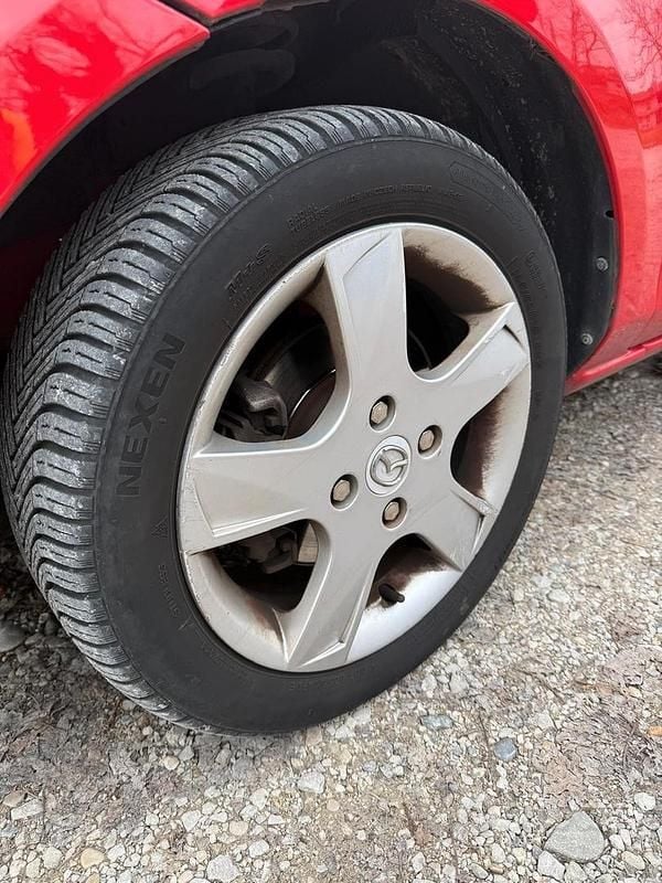 Begagnad Mazda 2 68 HK (50 kW) 2006 Röd Sedan