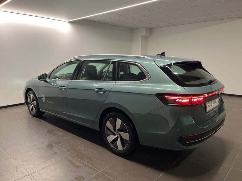 Usata VW Passat Business 150 CV (110 kW) 2024 Verde Station wagon