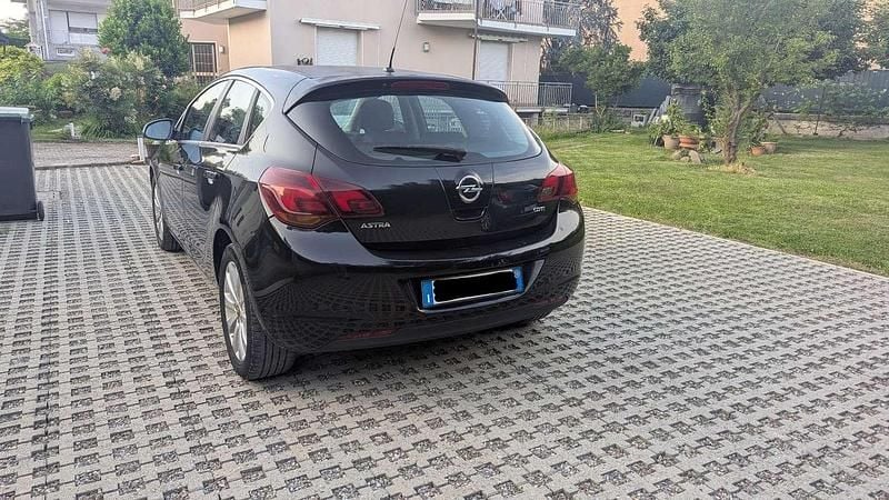Usata Opel Astra Cosmo 110 CV (80 kW) 2010 Nero Berlina