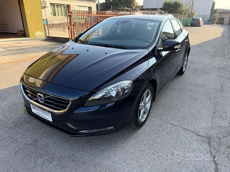 Usata Volvo V40 120 CV (88 kW) 2016 Blu Berlina