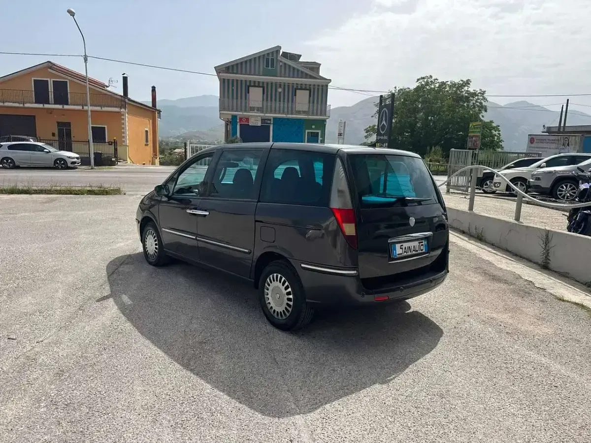 Usata Lancia Phedra 128 CV (94 kW) 2003 Grigio Monovolume