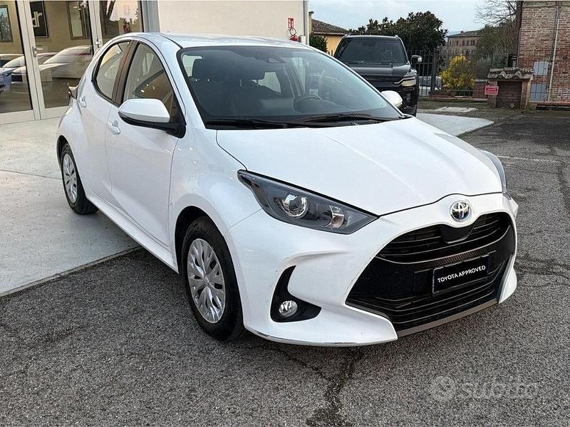 Usata Toyota Yaris Hybrid Active 92 CV (67 kW) 2023 Bianco Berlina