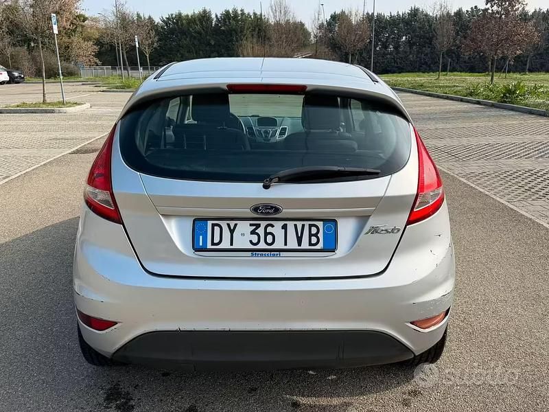 Usata Ford Fiesta Titanium 97 CV (71 kW) 2009 Grigio Utilitaria
