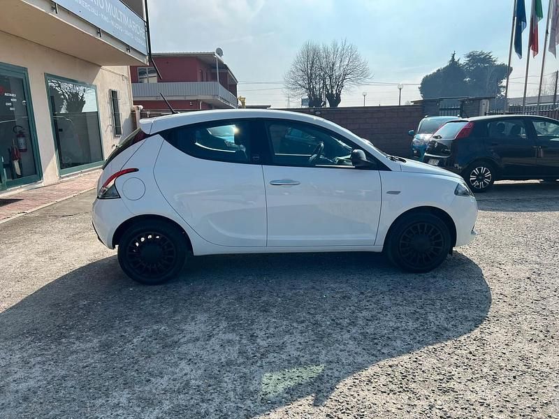 Usata Lancia Ypsilon Silver 69 CV (50 kW) 2021 Bianco Utilitaria