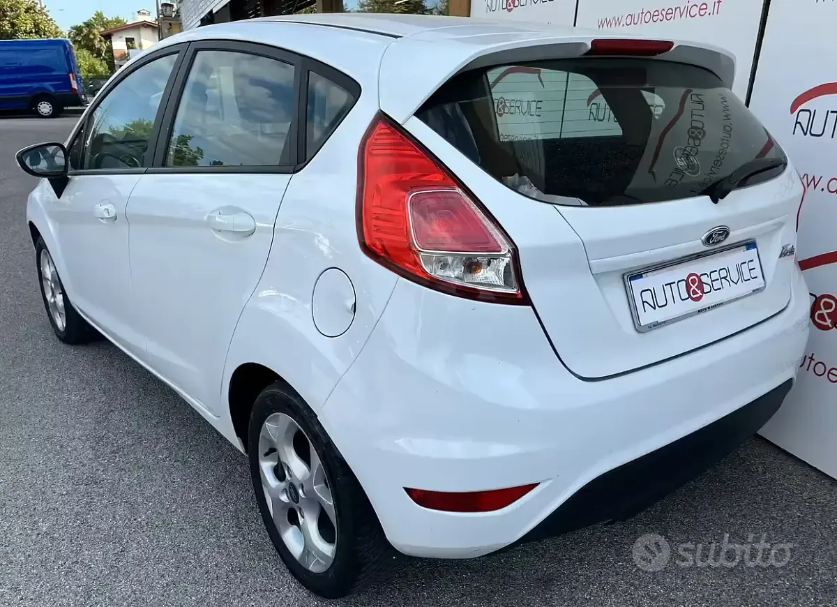 Usata Ford Fiesta 75 CV (55 kW) 2015 Bianco Utilitaria