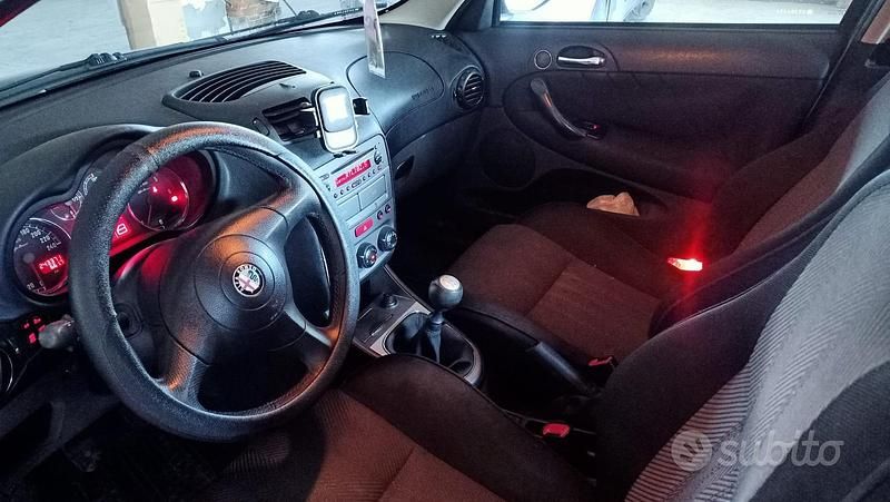 Usata Alfa Romeo 147 115 CV (84 kW) 2006 Grigio Utilitaria