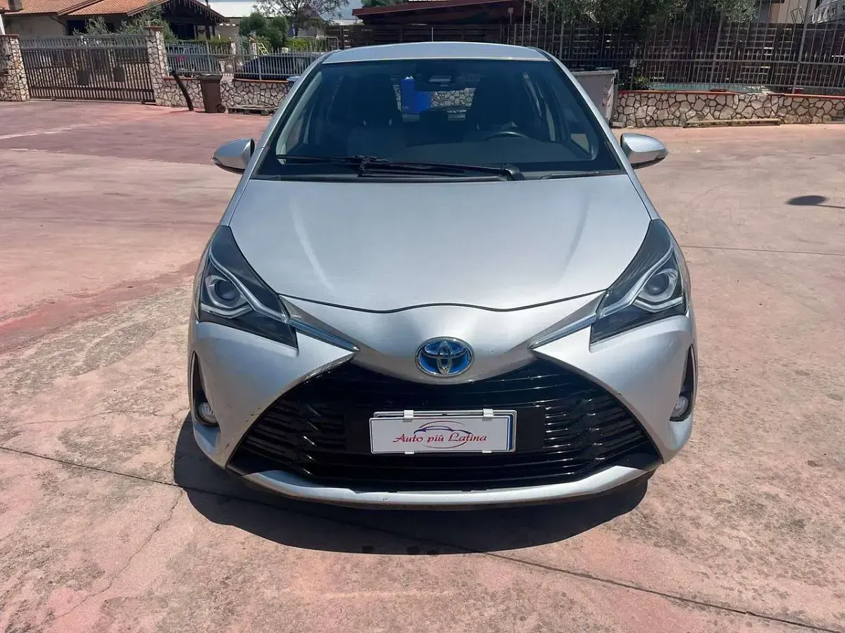 Usata Toyota Yaris Hybrid Active 73 CV (53 kW) 2017 Argento Berlina
