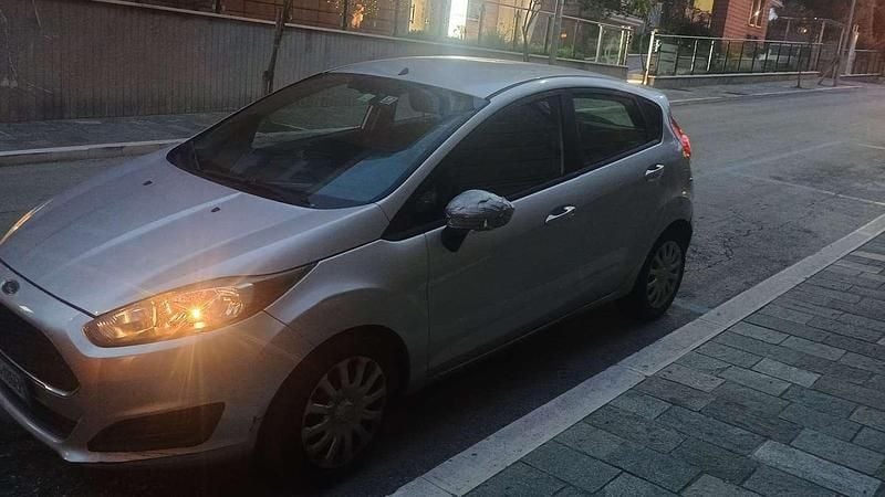Usado Ford Fiesta ST-Line 75 HP (55 kW) 2017 Cinzento Sedan