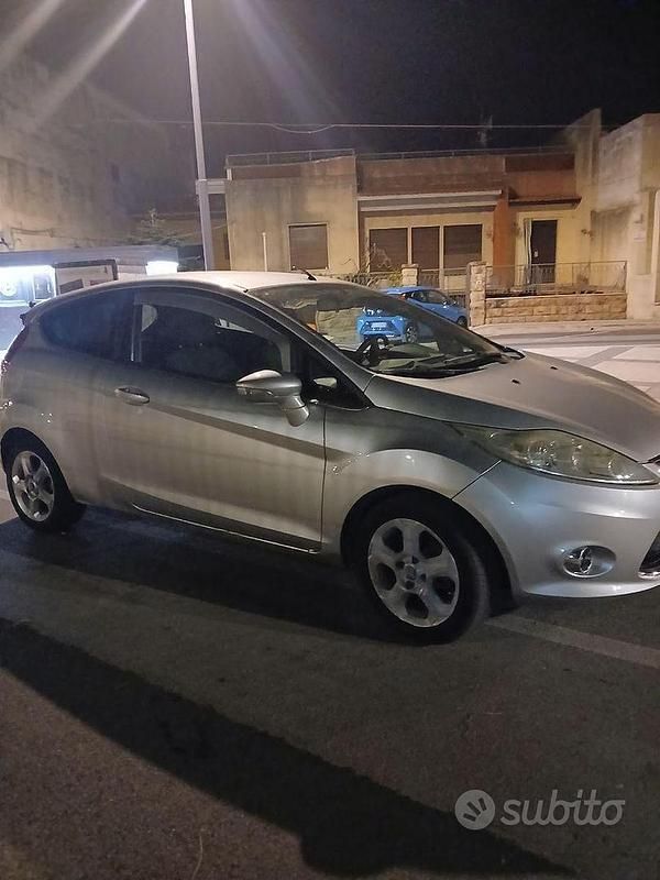 Usata Ford Fiesta 68 CV (50 kW) 2010 Grigio Utilitaria
