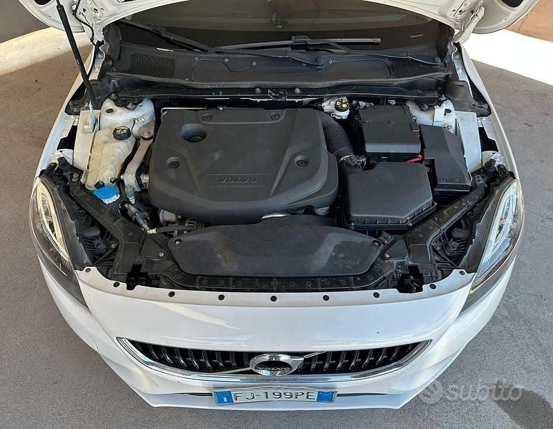 Usata Volvo V40 R-Design Momentum 119 CV (87 kW) 2017 Bianco Berlina
